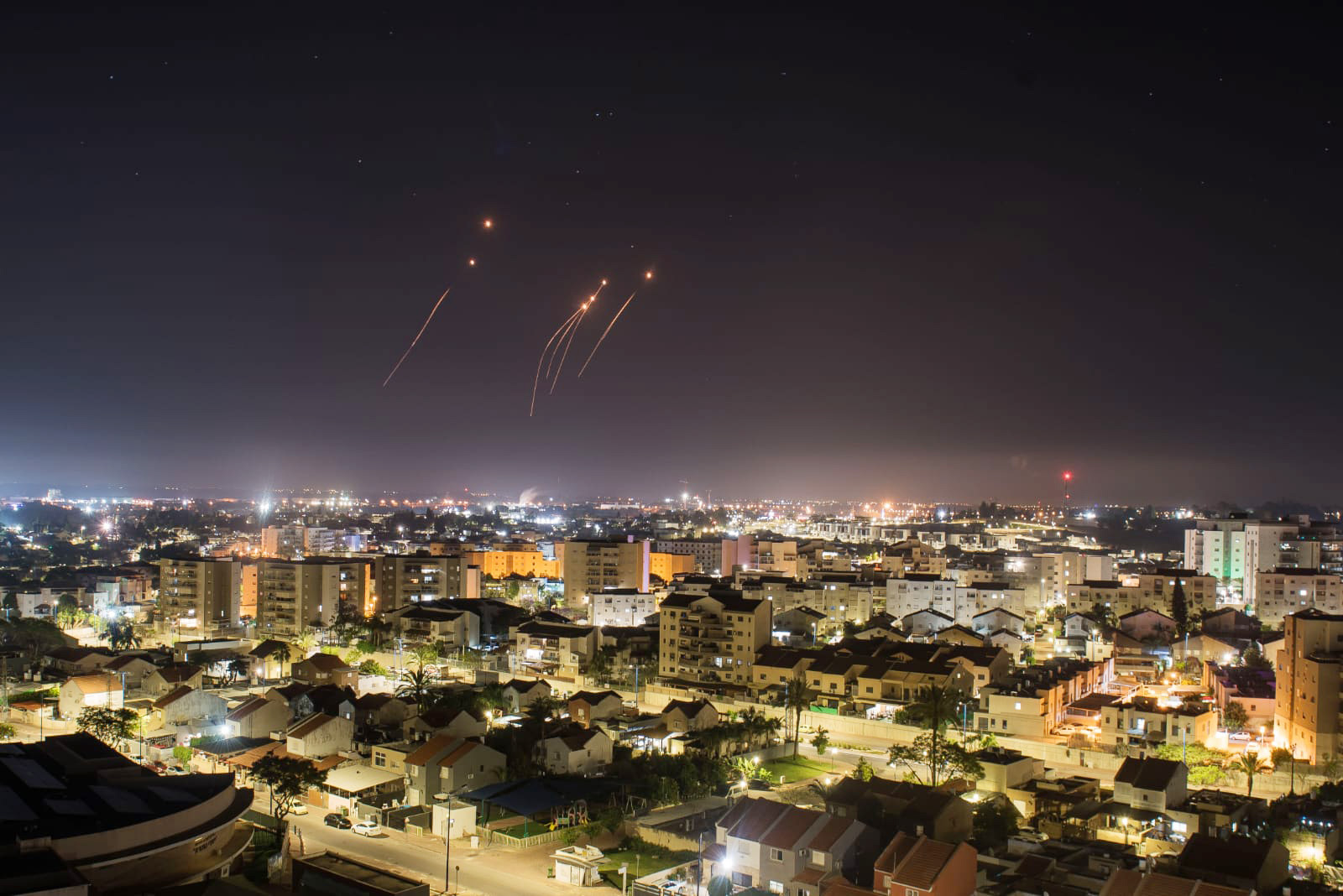 Cette capture d’écran d’une vidéo diffusée par le Hamas montre des roquettes lancées sur Israël.